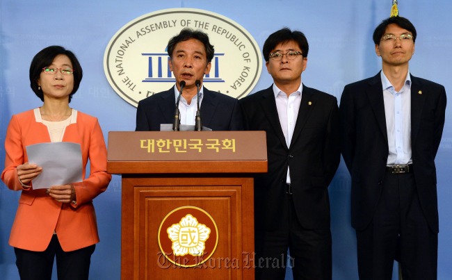 통합진보당 정진후, 김제남, 박원석, 서기호 의원이 7일 오전 국회 정론관에서 제명안을 수용하는 기자회견을 하고 있다./안훈기자 rosedale@ 2012.09.07
Four lawmakers of the minor opposition Unified Progressive Party address a news conference on Friday. From left are Kim Je-nam, Jeong Jin-hoo, Park Won-suk and Seo Ki-ho.   Ahn Hoon/The Korea Herald