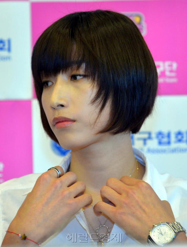 7일 오후 서울 중구 태평로 프레스센터 매화홀에서 열린 '김연경 선수(배구) 해외진출 기자회견'에서 김연경선수가 옷을 만지고 있다.<br />김명섭 기자 msiron@
7일 오후 서울 중구 태평로 프레스센터 매화홀에서 열린 '김연경 선수(배구) 해외진출 기자회견'에서 김연경선수가 옷을 만지고 있다.
김명섭 기자 msiron@