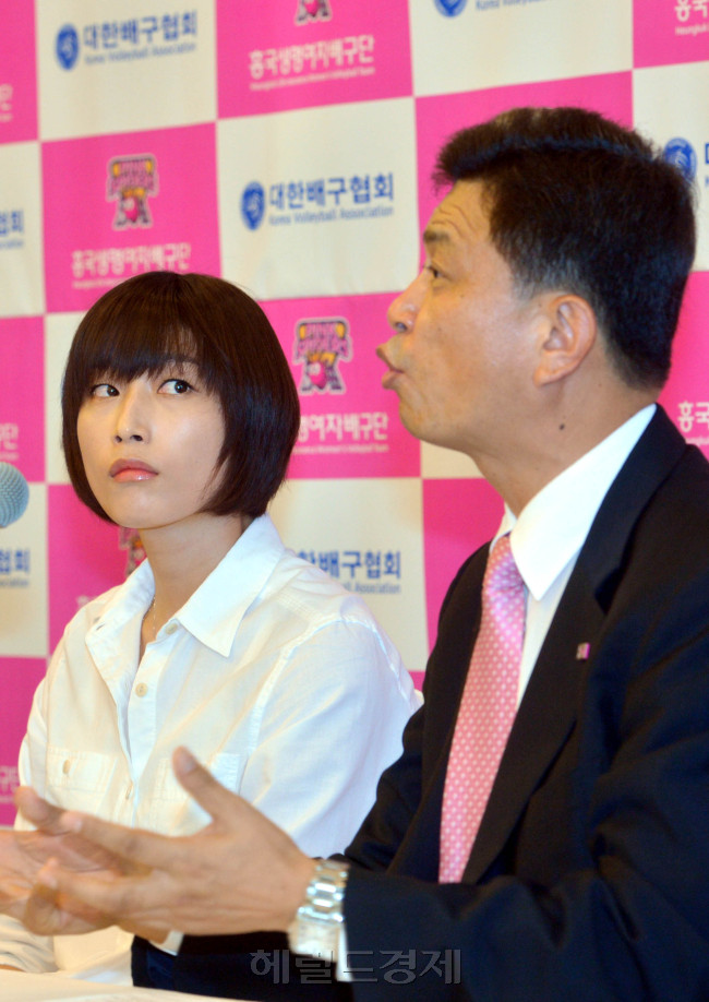 7일 오후 서울 프레스센터 19층 메화홀에서 열린 '김연경 선수 해외진출 기자회견'에서  김연경 선수가  흥국생명 권광영 단장의 답변을 듣고 있다.<br />김명섭 기자 msiron@
7일 오후 서울 프레스센터 19층 메화홀에서 열린 '김연경 선수 해외진출 기자회견'에서  김연경 선수가  흥국생명 권광영 단장의 답변을 듣고 있다.
김명섭 기자 msiron@