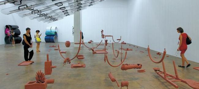 Visitors look at Michael Joo’s installation work “Indivisible” at the 9th Gwangju Biennale on Thursday. (Yonhap News)