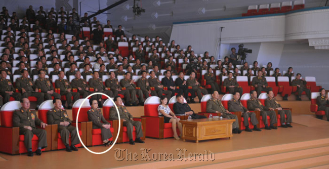 Kim Kyong-hui (third from left), the aunt of North Korean leader Kim Jong-un (sixth from left), attends a performance by the Moranbong Troupe on Aug. 25.  The leader and his wife Ri Sol-ju are also present at the event held during his inspection of an eastern-front military unit.   Yonhap News
