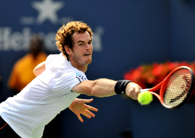 <YONHAP PHOTO-0427> (120909) -- NEW YORK, Sept. 9, 2012 (Xinhua) -- Andy Murray of Britain returns a shot to Tomas Berdych of the Czech Republic during the men's singles semifinals at the U.S. Open tennis tournament in New York, the United States, Sept. 8, 2012. Murray won 3-1 to enter the final. (Xinhua/Wang Lei) (lm)/2012-09-09 07:31:23/ <저작권자 ⓒ 1980-2012 ㈜연합뉴스. 무단 전재 재배포 금지.>
Andy Murray returns a shot against Tomas Berdych on Saturday.   Xinhua-Yonhap News