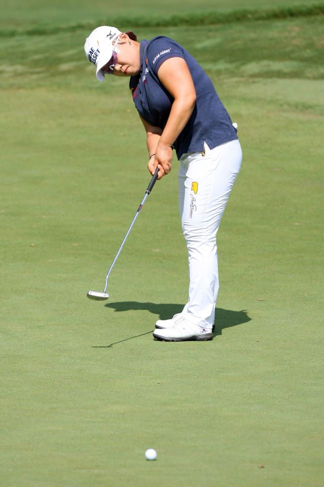 Korea’s Shin Ji-yai putts for birdie on the 16th hole.   AFP-Yonhap News