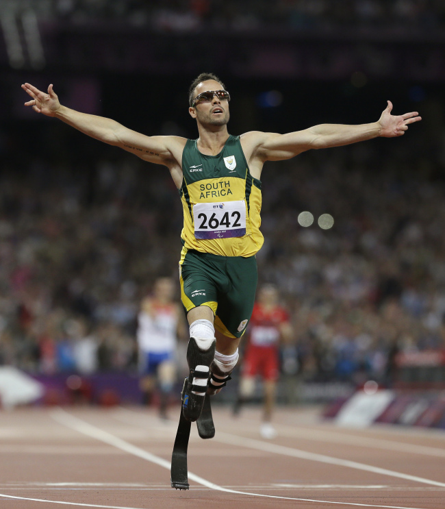 <YONHAP PHOTO-0258> South Africa's Oscar Pistorius wins gold in the men's 400-meter T44 final at the 2012 Paralympics, Saturday, Sept. 8, 2012, in London. (AP Photo/Kirsty Wigglesworth)/2012-09-09 06:18:16/ <저작권자 ⓒ 1980-2012 ㈜연합뉴스. 무단 전재 재배포 금지.>
Oscar Pistorius wins the gold medal in the men’s 400-meter T44 final.   AP-Yonhap News