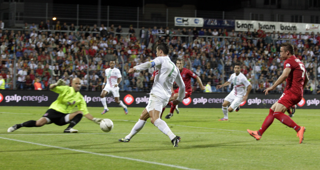 Portugal’s Cristiano Ronaldo shoots on goal against Luxembourg.
AP-Yonhap News