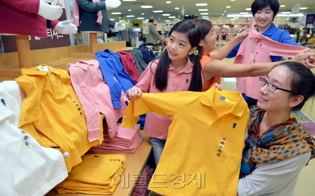 기온이 많이 떨어지고 가을 바람이 선선히 부는 가운데  9일 서울 중구 봉래동 롯데마트 서울역점에서 화이트, 레드, 그린 등 7가지 컬러로 구성된 베이직아이콘 긴팔 아동 폴로 티셔츠를 9,800원에 선보이고 있다. 이번에 선보이는 베이직아이콘 긴팔 아동 폴로 티셔츠는 7세-15세까지 착용이 가능하며, 면 100%로 동일한 품질의 브랜드 상품보다 50%가량 저렴하다. 박현구 기자phko@heraldcorp.com
기온이 많이 떨어지고 가을 바람이 선선히 부는 가운데  9일 서울 중구 봉래동 롯데마트 서울역점에서 화이트, 레드, 그린 등 7가지 컬러로 구성된 베이직아이콘 긴팔 아동 폴로 티셔츠를 9,800원에 선보이고 있다. 이번에 선보이는 베이직아이콘 긴팔 아동 폴로 티셔츠는 7세-15세까지 착용이 가능하며, 면 100%로 동일한 품질의 브랜드 상품보다 50%가량 저렴하다. 박현구 기자phko@heraldcorp.com