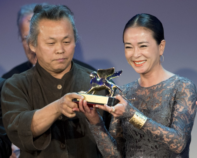 Director Kim Ki-duk (left) and actress Cho Min-soo show their Golden Lion for best movie for the film “Pieta” at the 69th edition of the Venice Film Festival in Venice, Italy, Saturday.   AP-Yonhap News