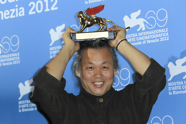 Kim Ki-duk shows the Golden Lion he won for his movie “Pieta” at the awards photo call during the 69th edition of the Venice Film Festival in Venice, Italy, Saturday.
AP-Yonhap News
Kim Ki-duk shows the Golden Lion he won for his movie “Pieta” at the awards photo call during the 69th edition of the Venice Film Festival in Venice, Italy, Saturday.
AP-Yonhap News