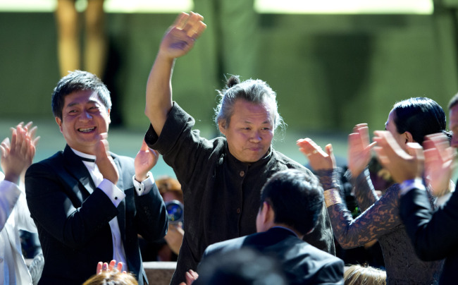 Director KIM Ki-duk is celebrated as he is announced the winner of the Golden Lion for best movie for his film 'Pieta' at the 69th edition of the Venice Film Festival in Venice, Italy, Saturday. (AP-Yonhap News)