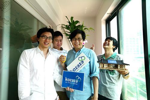 Jo San-ku (second from right), founder and CEO of “kozaza,” poses with his crew. (Yonhap News)