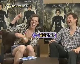 밀라 요보비치(좌/Milla Jovovich/배우),폴 W.S. 앤더슨(우/Paul Anderson/영화감독)
밀라요보비치 즉석 말춤이 화제다.
지난 9일 방송된 MBC ‘섹션TV 연예통신’에서는 영화 ‘레지던트 이블5’의 밀라요보비치와 그의 남편 폴 앤더슨 감독 부부의 모습이 방영됐다.