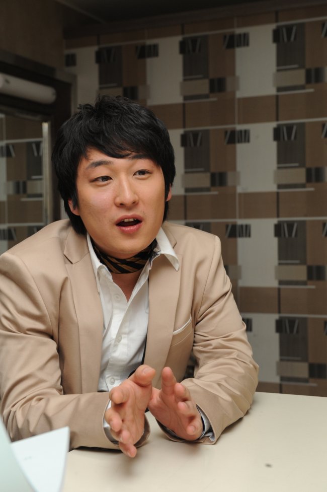 노우진(개그맨)
'개그콘서트’ 달인에서 김병만의 수제자로 나왔던 노우진은 SBS ‘정글의 법칙’ 초반에는 밉상이었다. ‘안티 100만’을 달고 다녔다. ‘정글의 법칙’ 게시판 지분을 대거 보유하고 있었다. 극단적인 환경에서 김병만과 리키김이 적극적으로 앞장을 서는 데도 별로 일할 생각을 않고 있는 것으로 비춰졌다. 하지만 요즘은 반응이 많이 좋아졌다. 만만하게 대할 수 있고 인간적인 느낌이 나는 ‘형’으로 바뀌었다. 웃기는 것도 제법 잘 하고 있다.