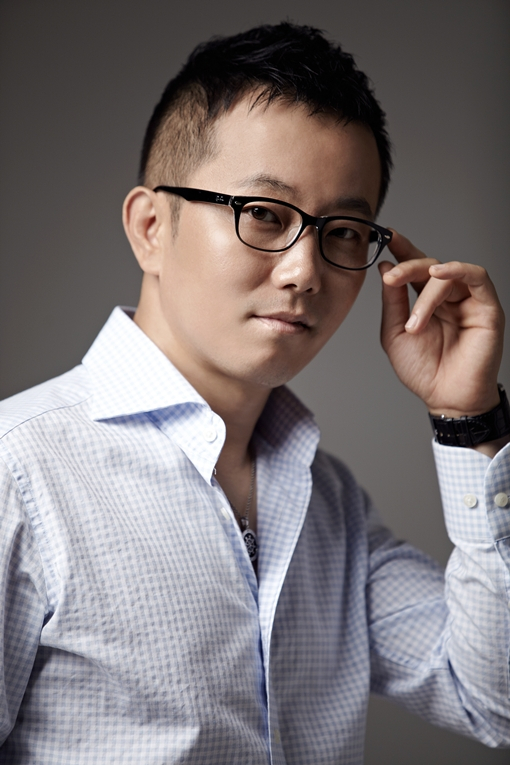 조장혁(가수)
지난 2004년 12월 ‘체인지’ 수록 음반을 발표한 후 무려 8년여 만이다. 조장혁이 MBC ‘일밤-나는가수다2(이하 나가수2)’에 등장한 것은 지난 2일 ‘새 가수 초대전’ B조 경연에서다.
이미 언론을 통해 출연한다는 소식을 알렸지만 오랜만에 보는 그의 모습에 팬들은 반가움 마음을 감추지 못했다. 특히 그는 이날 방송에서 그 특유의 허스키보이스로 조용필의 ‘꿈’을 열창, 진심어린 무대로 관객들은 물론 시청자들의 큰 호응을 이끌어냈다.
