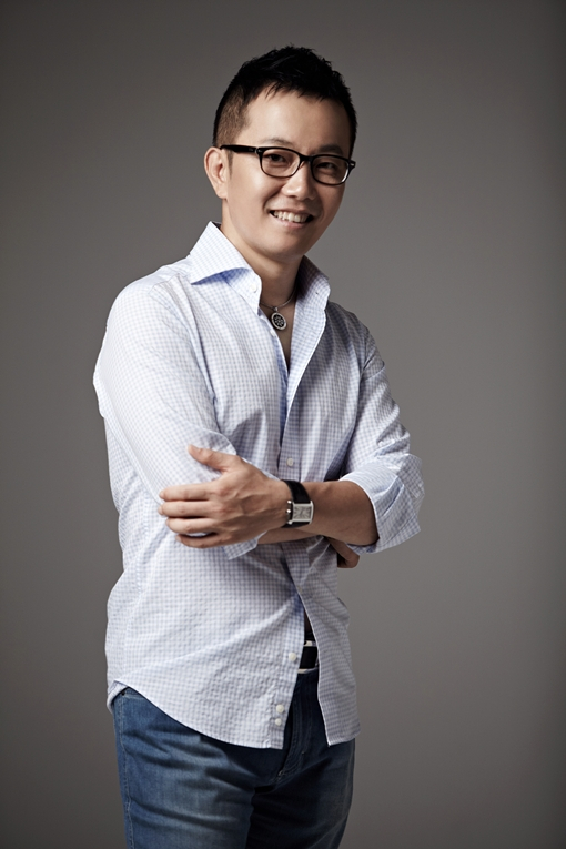 조장혁(가수)
지난 2004년 12월 ‘체인지’ 수록 음반을 발표한 후 무려 8년여 만이다. 조장혁이 MBC ‘일밤-나는가수다2(이하 나가수2)’에 등장한 것은 지난 2일 ‘새 가수 초대전’ B조 경연에서다.
이미 언론을 통해 출연한다는 소식을 알렸지만 오랜만에 보는 그의 모습에 팬들은 반가움 마음을 감추지 못했다. 특히 그는 이날 방송에서 그 특유의 허스키보이스로 조용필의 ‘꿈’을 열창, 진심어린 무대로 관객들은 물론 시청자들의 큰 호응을 이끌어냈다.