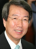 정운찬(전국무총리/전대학총장)
오는 12월 대선에서 제 3후보로 거론되고 있는 정운찬 전 국무총리가 박근혜 새누리당 대선 후보를 향해 “박 후보께서 대통령이 되는 것은 원치 않는다”고 언급해 향후 파장이 예상된다.