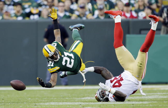 Packers cornerback Charles Woodson (left) breaks up a pass intended for 49ers tight end Delanie Walker on Sunday.   AP-Yonhap News