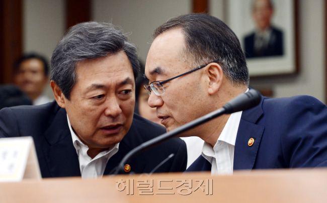 10일 오전 서울 여의도 수출입은행 대회의실에서 열린 경제활력대책회의에 참석한 박재완(오른쪽) 기회재정부 장관이 맹형규 행정안전부 장관과 이야기를 나누고  있다./ 안훈기자 rosedale@ 2012.09.10
10일 오전 서울 여의도 수출입은행 대회의실에서 열린 경제활력대책회의에 참석한 박재완(오른쪽) 기회재정부 장관이 맹형규 행정안전부 장관과 이야기를 나누고  있다./ 안훈기자 rosedale@ 2012.09.10
10일 오전 서울 여의도 수출입은행 대회의실에서 열린 경제활력대책회의에 참석한 박재완(오른쪽) 기획재정부 장관이 맹형규 행정안전부 장관과 이야기하고 있다.  안훈 기자/rosedale@