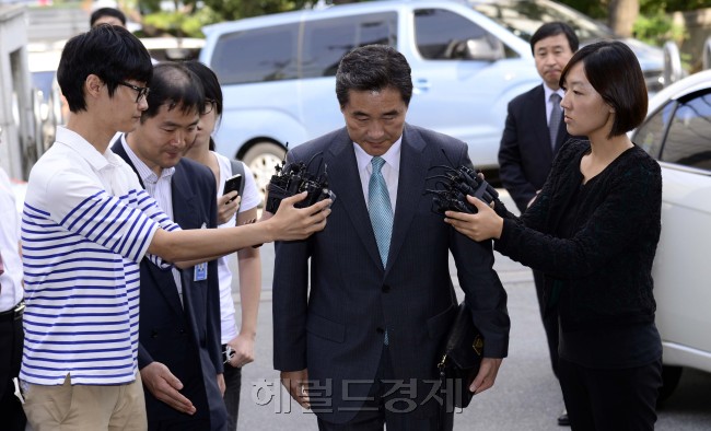 조석준 기상청장이 기상탐지장비 납품 과정에서 특정 업체에 특혜를 제공한 혐의로 10일 오전 서울지방경찰청 광역수사대로 소환되고 있다. 박해묵 기자/mook@heraldcorp.com
조석준 기상청장이 기상탐지장비 납품 과정에서 특정 업체에 특혜를 제공한 혐의로 10일 오전 서울지방경찰청 광역수사대로 소환되고 있다. 박해묵 기자/mook@heraldcorp.com
현직 기상청장으로는 처음으로 경찰에 소환된 조석준 현 기상청장. 조 청장은 10일 오전 기상 탐지 장비 납품 과정에서 특정 업체에 특혜를 제공한 혐의로 서울 마포구 서울지방경찰청 광역수사대에 소환됐다. 조 청장은 “이번 사건의 실체적 진실이 밝혀지도록 수사에 성실히 임할 것”이라고 말했다.  박해묵 기자/mook@heraldcorp.com