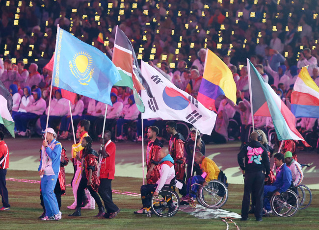 National flag bearers for the Paralympics take part in the closing ceremony on Sunday.
Yonhap News