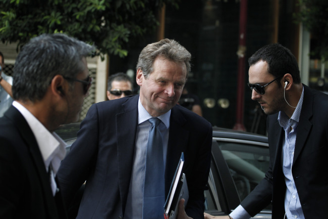 International Monetary Fund mission chief Poul Thomsen (center) arrives for a meeting between Greece’s Finance Minister Yannis Stournaras and the debt inspectors at Greece’s Finance Ministry in Athens on Sunday.   AP-Yonhap News