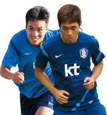 이동국(좌/축구선수/전북현대모터스/FW),박주영(우/축구선수/아스날FC/FW)
한국 국가대표 축구 대표팀은 오는 11일 오후 10시(한국시간) 우즈베키스탄 타슈켄트에서 2014브라질월드컵 아시아 지역 최종예선 3차전을 벌인다. 방문경기라는 부담이 있지만 국제축구연맹(FIFA)랭킹 27위인 한국이 70위에 불과한 우즈베키스탄을 앞도할 것이란 전망이다. A대표팀 상대전적에서도 한국이 7승1무1패로 절대 우위에 있다. 대표팀으로선 승점3점은 물론 다득점으로 다음달 14일 이란 원정길에 대비해 분위기를 끌어올릴 필요가 있다.