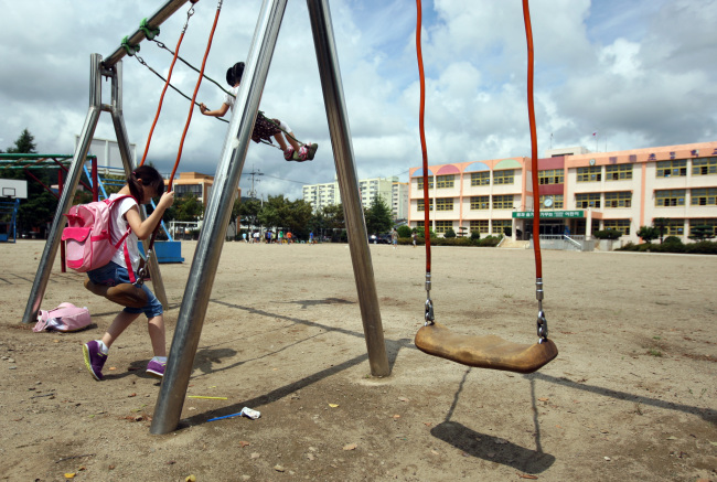 Children play at the elementary school in Naju attended by the 7-year-old victim of Ko Jong-seok.   Yonhap News