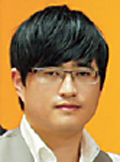 복재성(기업인/JS투자자문사대표)
JS투자자문사 복재성 대표는 ‘주식투자로 100억 만들기(http://cafe.daum.net/redstock100)’ 카페의 주인공이다. 자신이 29세에 단돈 300만원으로 100억원의 이익을 창출한 노하우를 바탕으로 많은 소규모 투자자들에게 주식정보를 제공하고 있다.