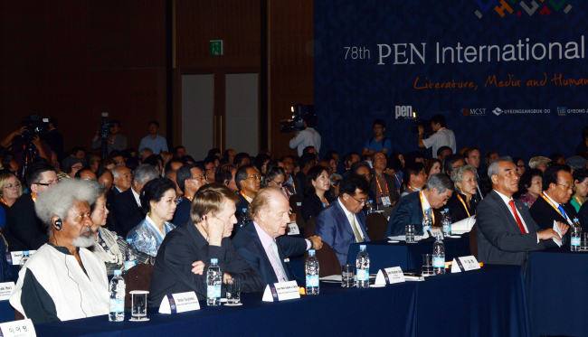 Nobel Prize winners in literature, Wole Soyinka (far left) and Jean-Marie Gustave Le Clezio (second from left), along with Minister of Culture, Sports and Tourism Choe Kwang-shik (second from right) attend the opening ceremony of the 78th International PEN Congress at Hotel Hyundai in Gyeongju, North Gyeongsang Province, Monday.   Yonhap News