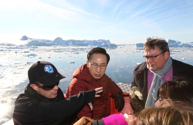 President Lee Myung-bak visits Ilulissat, Greenland, on Monday with Danish Crown Prince Frederik (left) and Greenland Premier Kuupik Kleist.   Yonhap News