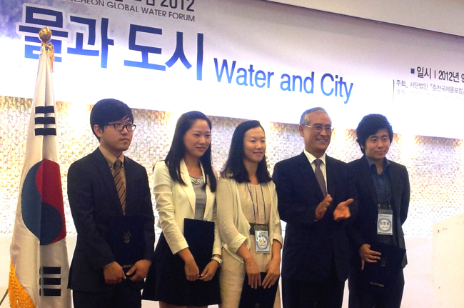<YONHAP PHOTO-1068> 건국대 학생팀 춘천국제물포럼 연구논문대회 대상 수상 (서울=연합뉴스) 건국대는 사회환경시스템공학과 지구정보공학연구실 하림 박사과정생, 박종윤 박사과정생, 김성준 교수 팀이 올해 춘천 국제물포럼2012 전국 대학원생 논문발표대회에서 대상을 수상했다고 10일 밝혔다. 건국대 지구정보공학연구실 연구팀이 춘천국제물포럼 박용수 이사장(왼쪽 두번째)로부터 대상을 수상한 후 기념촬영을 하고 있다. 2012.9.10 << 건국대학교 제공 >> photo@yna.co.kr/2012-09-10 14:34:08/ <저작권자 ⓒ 1980-2012 ㈜연합뉴스. 무단 전재 재배포 금지.>
<YONHAP PHOTO-1068> 건국대 학생팀 춘천국제물포럼 연구논문대회 대상 수상 (서울=연합뉴스) 건국대는 사회환경시스템공학과 지구정보공학연구실 하림 박사과정생, 박종윤 박사과정생, 김성준 교수 팀이 올해 춘천 국제물포럼2012 전국 대학원생 논문발표대회에서 대상을 수상했다고 10일 밝혔다. 건국대 지구정보공학연구실 연구팀이 춘천국제물포럼 박용수 이사장(왼쪽 두번째)로부터 대상을 수상한 후 기념촬영을 하고 있다. 2012.9.10 << 건국대학교 제공 >> photo@yna.co.kr/2012-09-10 14:34:08/ <저작권자 ⓒ 1980-2012 ㈜연합뉴스. 무단 전재 재배포 금지.>
<YONHAP PHOTO-1068> 건국대 학생팀 춘천국제물포럼 연구논문대회 대상 수상 (서울=연합뉴스) 건국대는 사회환경시스템공학과 지구정보공학연구실 하림 박사과정생, 박종윤 박사과정생, 김성준 교수 팀이 올해 춘천 국제물포럼2012 전국 대학원생 논문발표대회에서 대상을 수상했다고 10일 밝혔다. 건국대 지구정보공학연구실 연구팀이 춘천국제물포럼 박용수 이사장(왼쪽 두번째)로부터 대상을 수상한 후 기념촬영을 하고 있다. 2012.9.10 << 건국대학교 제공 >> photo@yna.co.kr/2012-09-10 14:34:08/ <저작권자 ⓒ 1980-2012 ㈜연합뉴스. 무단 전재 재배포 금지.>