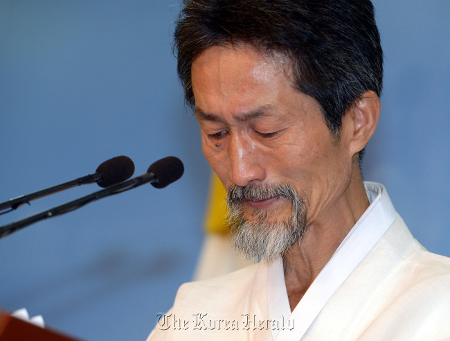 Kang Ki-kab, the chairman of the Unified Progressive Party, weeps as he announces his resignation during a news conference on Monday.   Park Hyun-koo/The Korea Herald