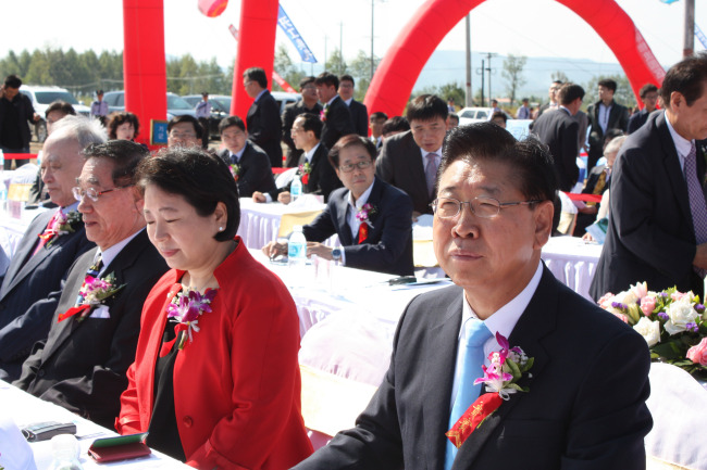 POSCO CEO Chung Joon-yang (right) and Hyundai Group chairwoman Hyun Jeong-eun (second from right) attend a ground-breaking ceremony for a logistics park to be built in Hunchun, northeastern China, Monday.  Yonhap News