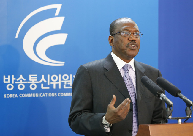 Hamadoun Toure, secretary-general of the ITU, speaks at a news conference in Seoul on Monday.  Yonhap News