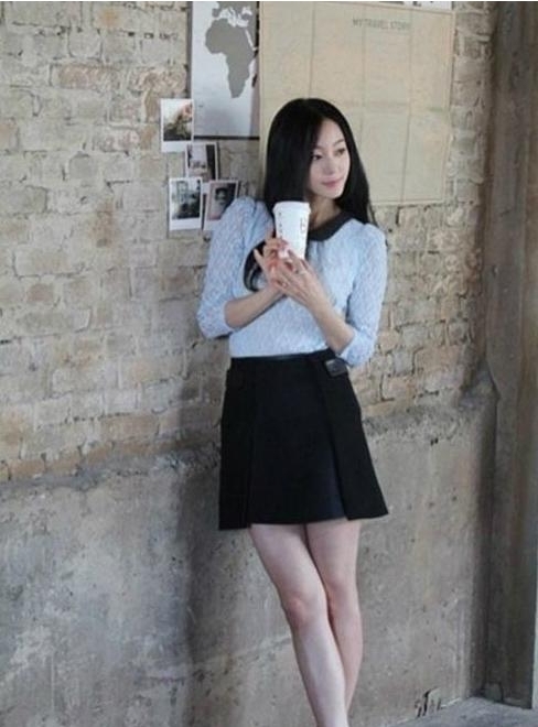 한예슬(김예슬이/배우)
최근 한 온라인 커뮤니티 게시판에 ‘한예슬 근황’이라는 제목으로 한예슬의 사진이 게재됐다.
사진에는 한예슬이 모델인 커피브랜드 광고를 촬영하는 모습이 담겨있다.
한예슬은 하늘색 블라우스와 블랙 스커트를 매치해 깔끔하면서 여성미가 돋보이는 패션을 선여 눈길을 끈다.