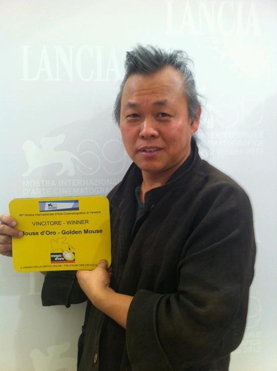 김기덕(영화감독)
2012 베니스 국제영화제 최고상인 황금사자상을 수상한 ‘피에타’의 김기덕 감독이 감사인사를 전했다.
김기덕 감독은 9월 10일 오후 “저의 베니스영화제 황금사자상 수상으로 많은 축하를 받았다”고 운을 뗐다.