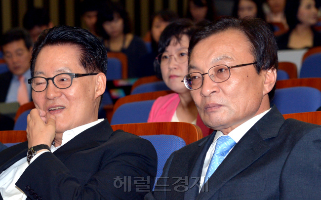 민주통합당은 11일 국회에서  의원총회를 열고 대선경선과정의 문제점에 대해 토론을 하고 있다. 박현구 기자phko@heraldcorp.com 2012.09.11
민주통합당은 11일 국회에서  의원총회를 열고 대선경선과정의 문제점에 대해 토론을 하고 있다. 박현구 기자phko@heraldcorp.com 2012.09.11
11일 국회에서 열린 민주당 쇄신의총에서 소속 의원들은 당내 경선 불공정성을 둘러싸고 지도부 사퇴까지 거론하는 등 격앙된 분위기가 연출됐다. 이해찬 대표는 이 같은 분위기를 의식, “탕평선대위를 잘 구성, 신속하게 당 체제를 정비해 본선에 나가야 한다”고 밝혔다.  박현구 기자/phko@heraldcorp.com