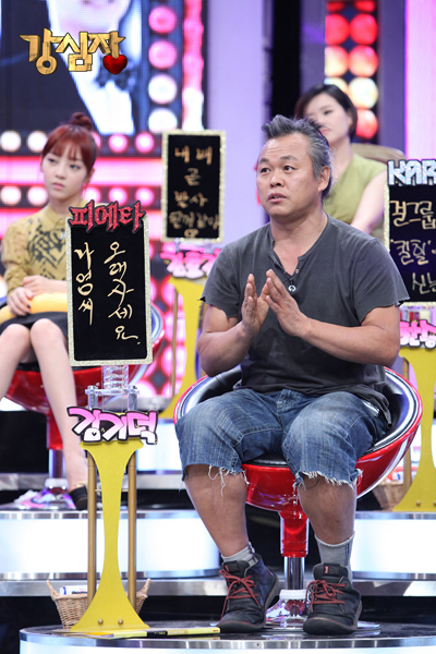 김기덕(영화감독)
Film director Kim Ki-duk, who won the top prize at the Venice Film Festival with his gruesome morality tale “Pieta,” has criticized the Korean film industry for allowing only a limited number of successful movies to be screened in cinemas.