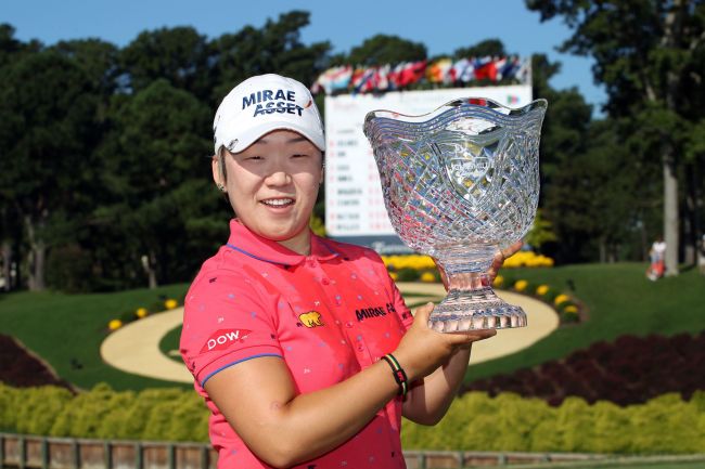 신지애(골프선수)
Korea’s Shin Ji-yai poses with the winner’s trophy on Monday.
AFP-Yonhap News