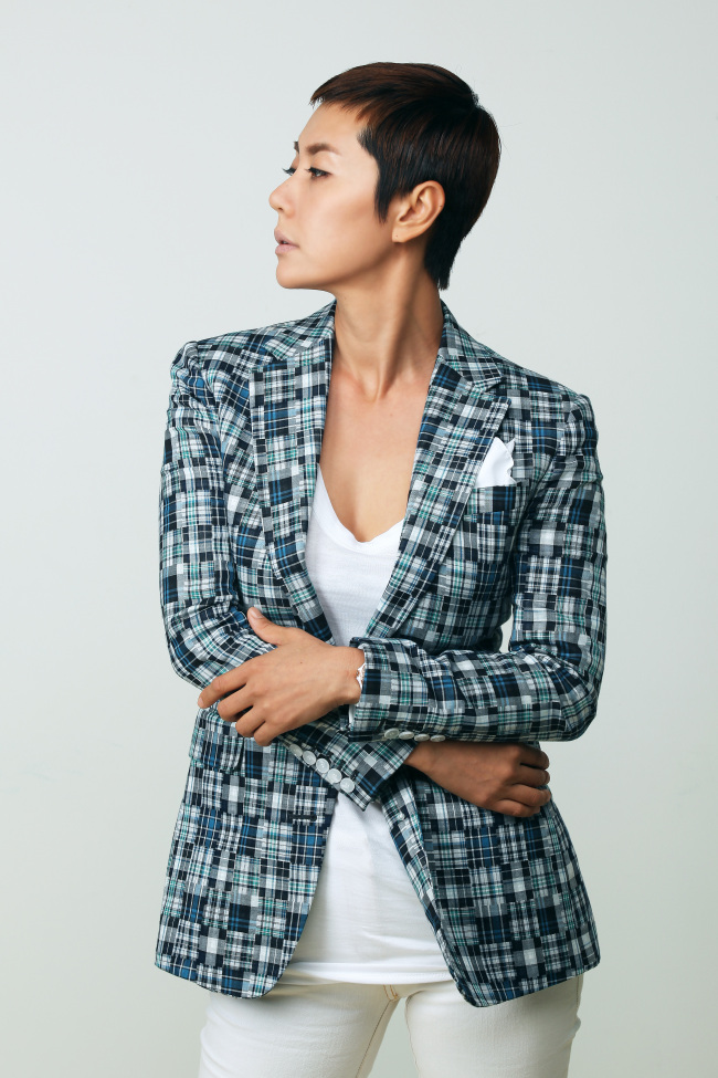 춘자(홍수연/가수)
춘자의 신곡 ‘오늘밤’은 강력한 일렉트로닉 비트 아래 반복되는 가사와 멜로디가 중독적이다. 특히 이번 활동에서는 래퍼(남대표, 덩치)와 DJ(한제이)로 구성된 프로젝트 팀 ‘춘자 피플’을 구성, 그야말로 ‘춘자 스타일’로 무대를 꾸밀 예정이다.