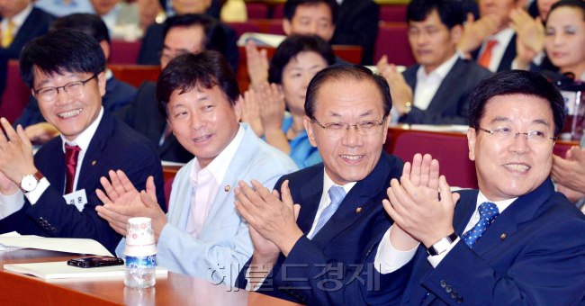 새누리당 여의도 연구소(소장 김광림)에서 11일 국회 헌정기념관에서 경제민주화, 어떻게 할 것인가를 주재로 토론회를 하고 있다. 박현구 기자phko@heraldcorp.com 2012.09.11
새누리당 여의도 연구소(소장 김광림)에서 11일 국회 헌정기념관에서 경제민주화, 어떻게 할 것인가를 주재로 토론회를 하고 있다. 박현구 기자phko@heraldcorp.com 2012.09.11
경제민주화를 둘러싸고 당내논쟁이 치열한 가운데, 새누리당 싱크탱크인 여의도연구소(소장 김광림)는 11일 ‘경제민주화, 어떻게 할 것인가’를 주제로 토론회를 개최했다. 참석자들마다 성향은 다르지만 개회사 중 활짝 웃고 있다.  박현구 기자/phko@heraldcorp.com