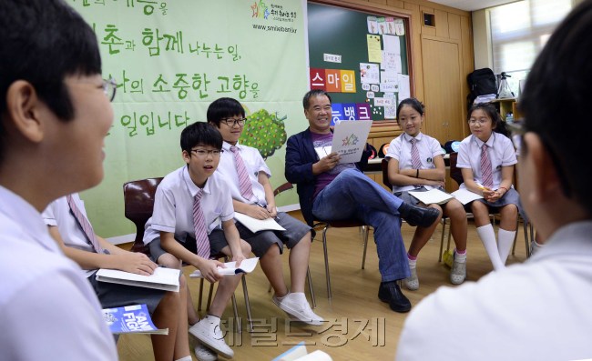 섬진강 시인으로 유명한 김용택 시인이 서울 성북구 우촌초등학교에서 농어촌을 위한 재능기부 '스마일 재능뱅크' 응원캠페인을 펼치고 있다. 김 시인은 학생들에게 동시(童詩)수업을 진행하며 농어촌 재능기부 참여를 응원했다. 박해묵 기자/mook@heraldcorp.com
섬진강 시인으로 유명한 김용택 시인이 서울 성북구 우촌초등학교에서 농어촌을 위한 재능기부 '스마일 재능뱅크' 응원캠페인을 펼치고 있다. 김 시인은 학생들에게 동시(童詩)수업을 진행하며 농어촌 재능기부 참여를 응원했다. 박해묵 기자/mook@heraldcorp.com
섬진강 시인으로 유명한 김용택 시인이 서울 성북구 우촌초등학교에서 농어촌을 위한 재능기부 '스마일 재능뱅크' 응원캠페인을 펼치고 있다. 김 시인은 학생들에게 동시(童詩)수업을 진행하며 농어촌 재능기부 참여를 응원했다. 박해묵 기자/mook@heraldcorp.com