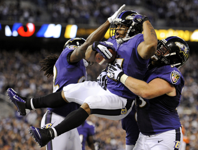 Baltimore Ravens running back Ray Rice (center) celebrates his touchdown with teammates on Monday.   AP-Yonhap News