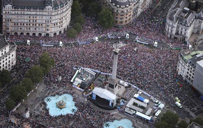 People crowd Trafalgar Square during a parade celebrating Britain’s athletes who competed in the Olympic Games in London on Monday.   AFP-Yonhap News