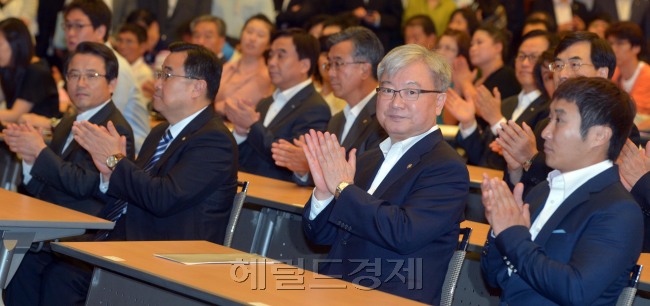 11일 서울 남대문로 대한상의 국제회의장에서 ‘2012년 서민금융상담 대행사’가 열려 김석동 금융위원장과 권혁세 금융감독원장 김종윤 국회 정무위원장 등이 참석해 열렸다.<br />? 김명섭 기자 msiron@