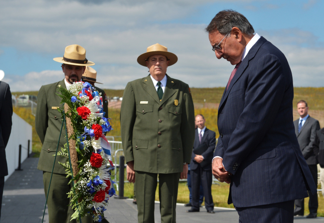Defense Secretary Leon Panetta pays his respects after laying a wreath at the Flight 93 National Memorial during ceremonies commemorating the 11th anniversary of the 9/11 attacks in Shanksville, Pennsylvania on Monday.   AP-Yonhap News