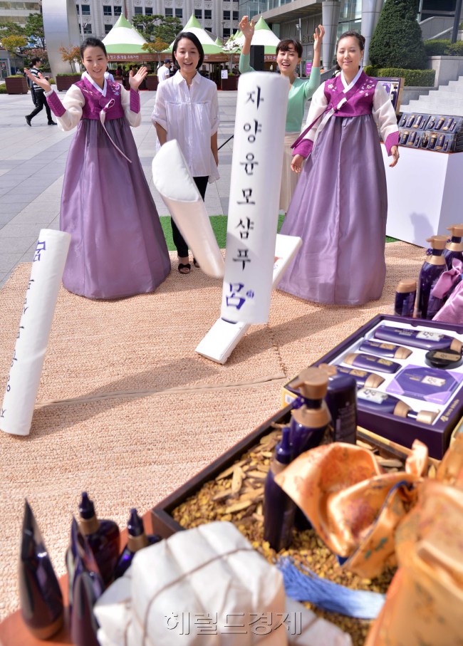 11일 오전 서울 용산역 앞 광장에서 (주)아모레퍼시픽의 한방샴푸 브랜드 려(呂)는 민족 최대의 명절인 추석을 맞아 윷을 던져 모가 나오면 한방 주성분을 함유한 탈모방지 자양윤모 샴푸를 증정하는 우리 모(毛)두 풍성한 추석 이벤트를 열었다.<br />이상섭 기자. babtong@heraldcorp.com 2012.09.11
11일 오전 서울 용산역 앞 광장에서 (주)아모레퍼시픽의 한방샴푸 브랜드 려(呂)는 민족 최대의 명절인 추석을 맞아 윷을 던져 모가 나오면 한방 주성분을 함유한 탈모방지 자양윤모 샴푸를 증정하는 우리 모(毛)두 풍성한 추석 이벤트를 열었다.
이상섭 기자. babtong@heraldcorp.com 2012.09.11