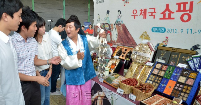 11일 오전 서울 중구 중앙우체국에서 '우체국쇼핑 추석맞이 팔도특산물전'이 열려 개그맨 이수근씨가 농수축산물을 소개하고 있다. 농어민과 소비자를 직거래로 연결해주는 우정사업본부 우체국쇼핑은 우리 농수축산물을 최대 20% 할인해 11~24일까지 실시된다.<br />김명섭 기자 msiron@
11일 오전 서울 중구 중앙우체국에서 '우체국쇼핑 추석맞이 팔도특산물전'이 열려 개그맨 이수근씨가 농수축산물을 소개하고 있다. 농어민과 소비자를 직거래로 연결해주는 우정사업본부 우체국쇼핑은 우리 농수축산물을 최대 20% 할인해 11~24일까지 실시된다.
김명섭 기자 msiron@