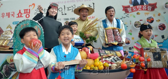 11일 오전 서울 중구 중앙우체국에서 '우체국쇼핑 추석맞이 팔도특산물전'이 열려 개그맨 이수근씨가 농수축산물을 소개하고 있다. 농어민과 소비자를 직거래로 연결해주는 우정사업본부 우체국쇼핑은 우리 농수축산물을 최대 20% 할인해 11~24일까지 실시된다.<br />김명섭 기자 msiron@
11일 오전 서울 중구 중앙우체국에서 '우체국쇼핑 추석맞이 팔도특산물전'이 열려 개그맨 이수근씨가 농수축산물을 소개하고 있다. 농어민과 소비자를 직거래로 연결해주는 우정사업본부 우체국쇼핑은 우리 농수축산물을 최대 20% 할인해 11~24일까지 실시된다.
김명섭 기자 msiron@