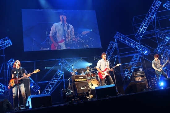정용화(가수/씨엔블루)
남성밴드 씨엔블루가 일본 첫 번째 정규 앨범 ‘코드 네임 블루’ 발매 기념 이벤트를 성황리에 마쳤다.
씨엔블루는 지난 9월 10일 일본 파시피코 요코하마에서 팬들과 함께 첫 정규 앨범 발매 기념 이벤트를 가졌다.