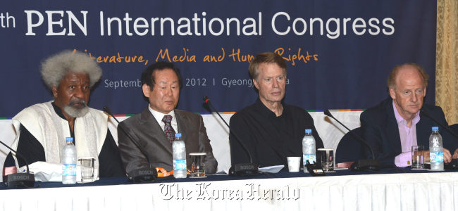 From left: Nobel laureate Wole Soyinka, president of PEN International Korean Center Lee Gil-won, Nobel laureate Jean-Marie Gustave Le Clezio, and International PEN president John Ralston Saul attend a press conference after the opening ceremony of the 78th International PEN Congress in Gyeongju, Monday.   Yonhap News